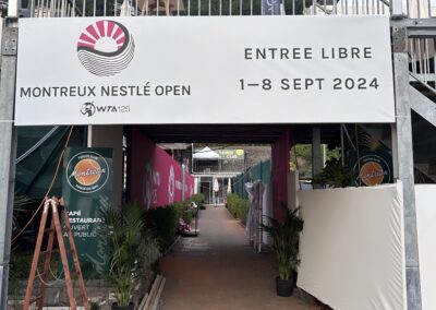 Transformation d'un terrain de tennis par Nova-Craft - créateur d’espaces éphémères pour vos événements à Genève, Lausanne, Montreux et plus encore.