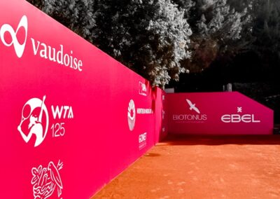 Transformation d'un terrain de tennis par Nova-Craft - créateur d’espaces éphémères pour vos événements à Genève, Lausanne, Montreux et plus encore.