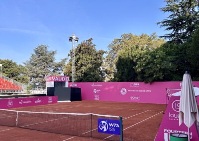 Transformation d'un terrain de tennis par Nova-Craft - créateur d’espaces éphémères pour vos événements à Genève, Lausanne, Montreux et plus encore.
