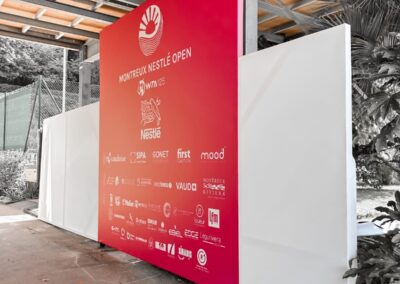 Transformation d'un terrain de tennis par Nova-Craft - créateur d’espaces éphémères pour vos événements à Genève, Lausanne, Montreux et plus encore.