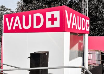 Transformation d'un terrain de tennis par Nova-Craft - créateur d’espaces éphémères pour vos événements à Genève, Lausanne, Montreux et plus encore.