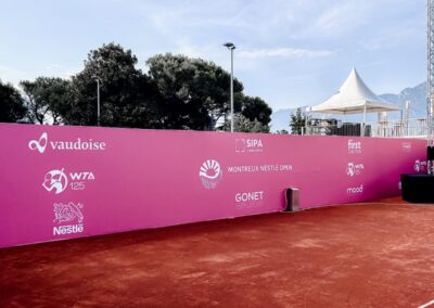Transformation d'un terrain de tennis par Nova-Craft - créateur d’espaces éphémères pour vos événements à Genève, Lausanne, Montreux et plus encore.