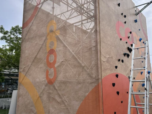 Pose d’une bâche imprimée sur échafaudage